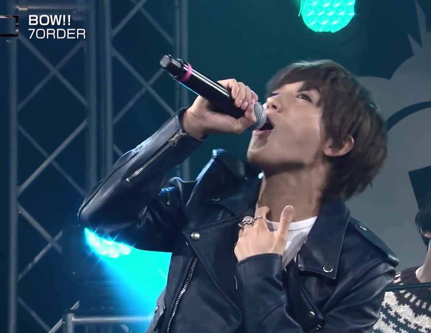 q(^-^q)