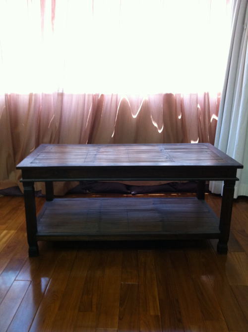 アジア風のテーブルです。W120D60H55です。